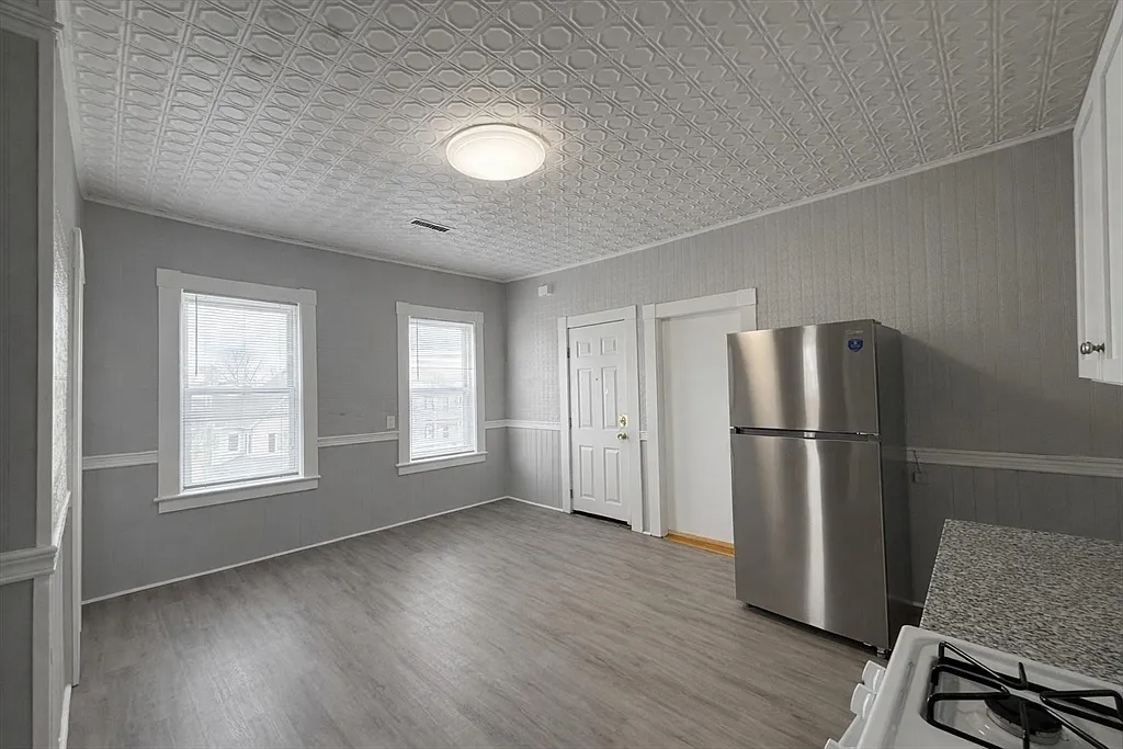 3 bed, 1.0 bath, 1000 sqft, $2,395 — Photo 3
