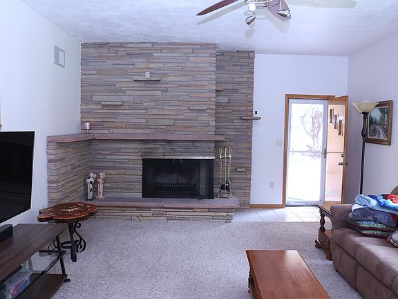 3rd image of 2004 Manor Dr