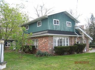 2495 Oakwood Dr, Hillsdale, MI 49242