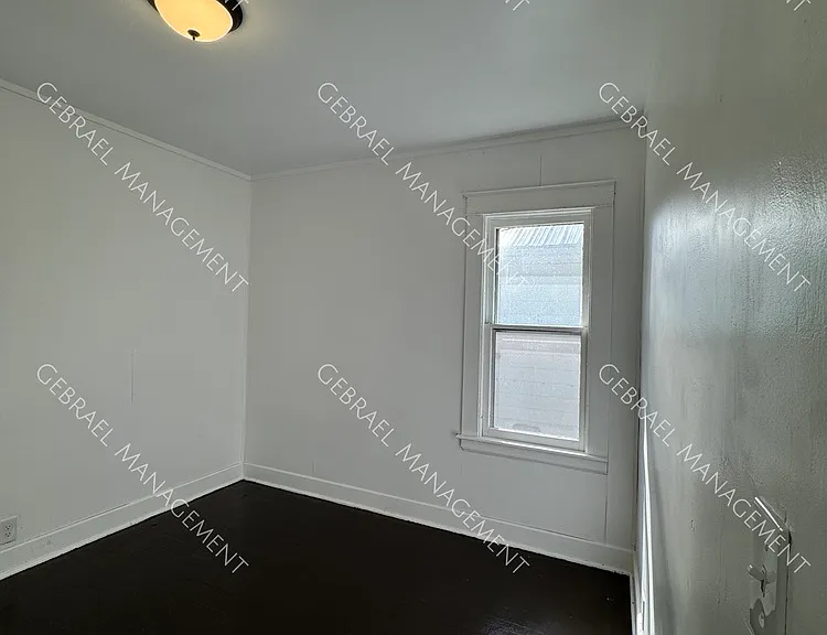 1922 Benjamin St — Photo 4