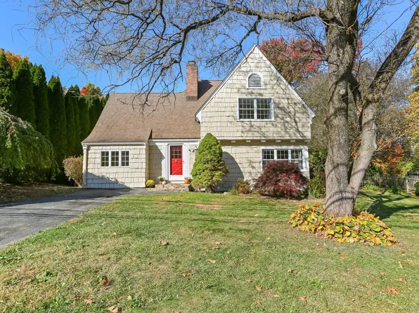 9 Woodcrest Avenue, Trumbull, CT 06611