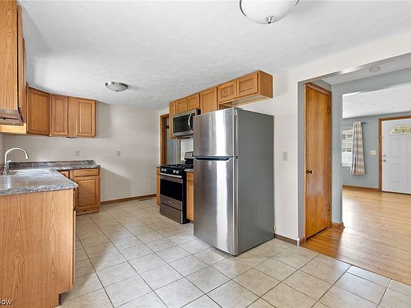 4th image of 102 Doris Ave