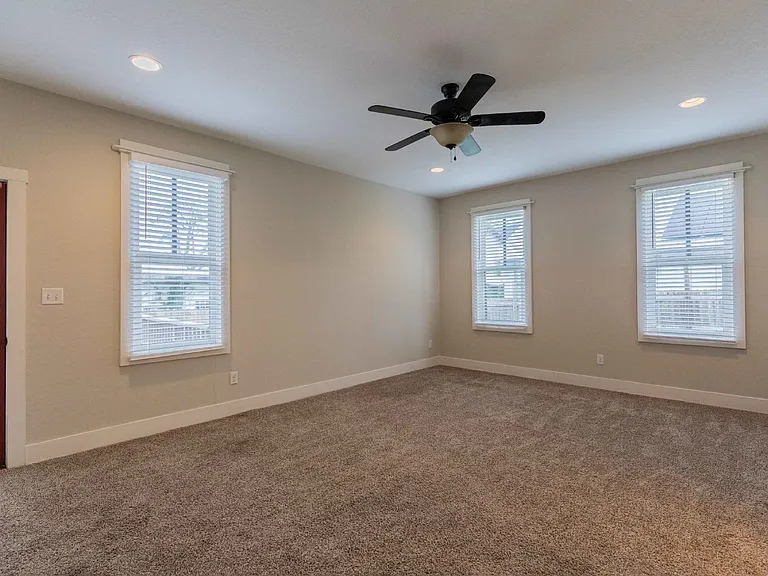 1121 E Crockett St — Photo 30