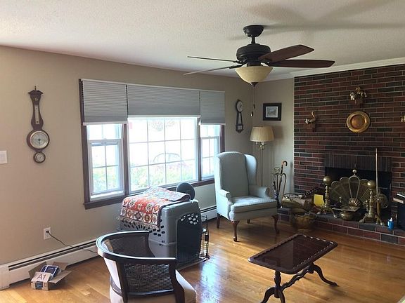 2nd image of 22 Applewood Ln