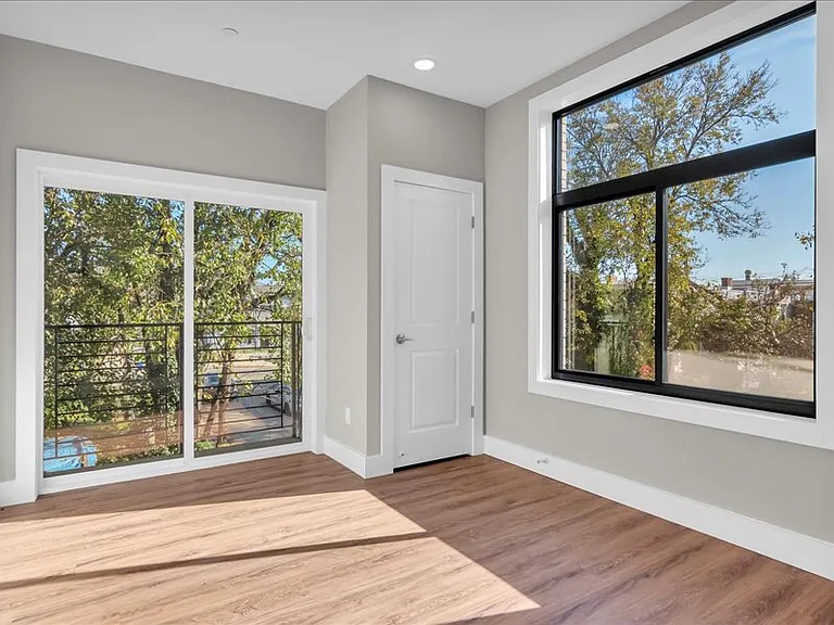 135 E Springer St — Photo 10
