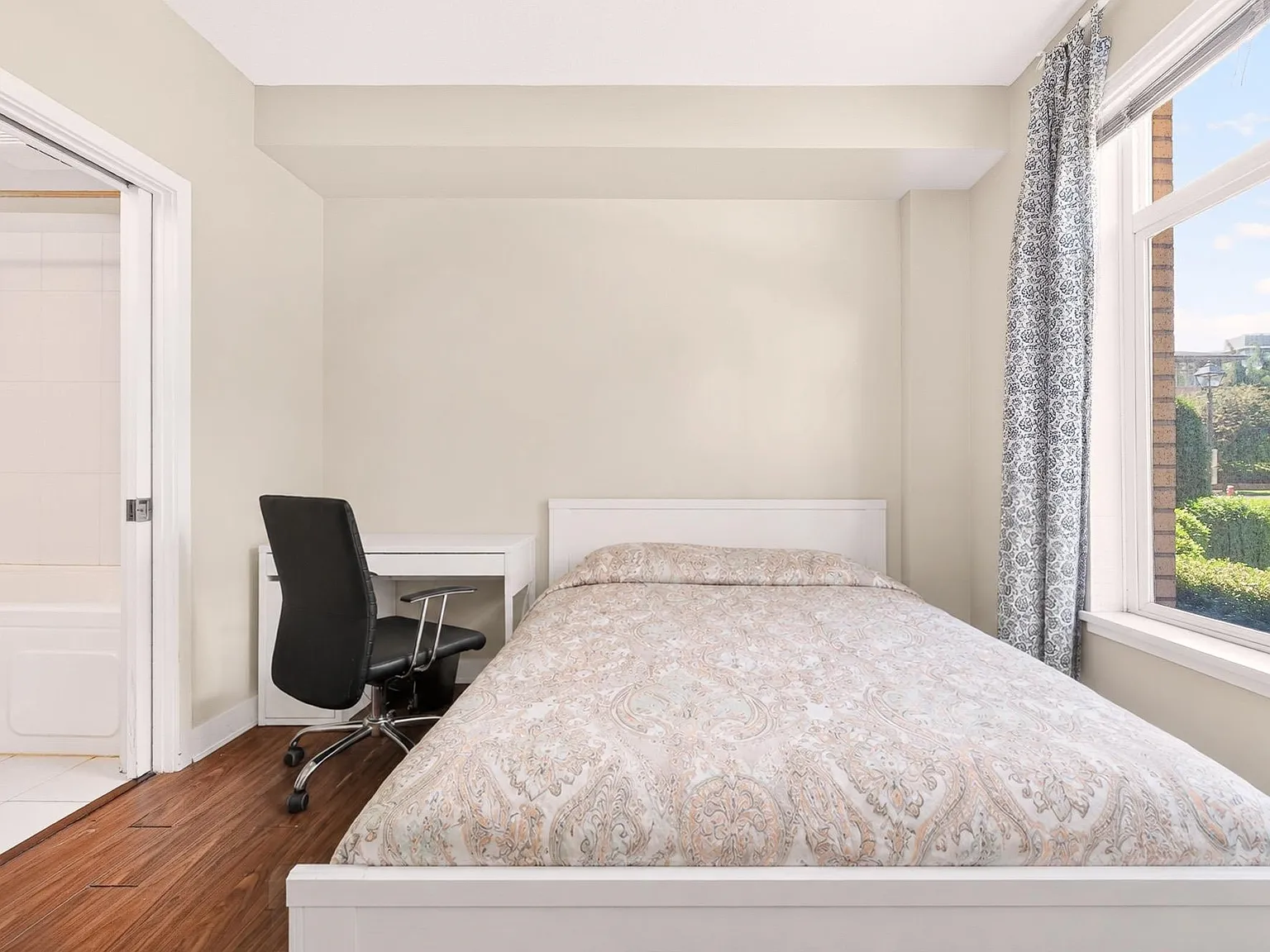 5692 Kings Rd — Photo 2