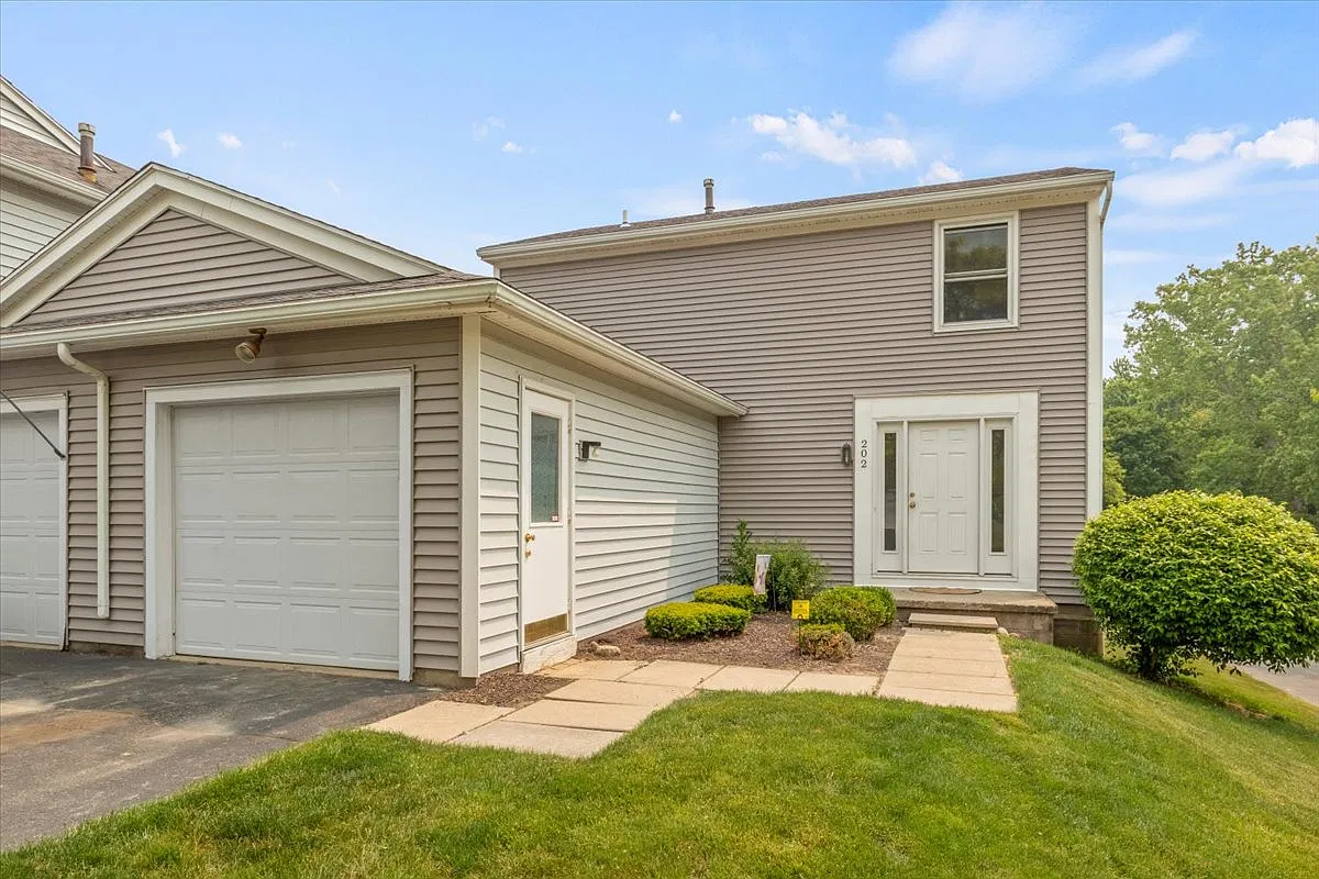3 bed, 1.5 bath, 1232 sqft, $2,495 — Photo 1