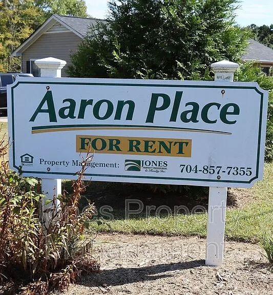 134 Aaron Pl NW — Photo 2