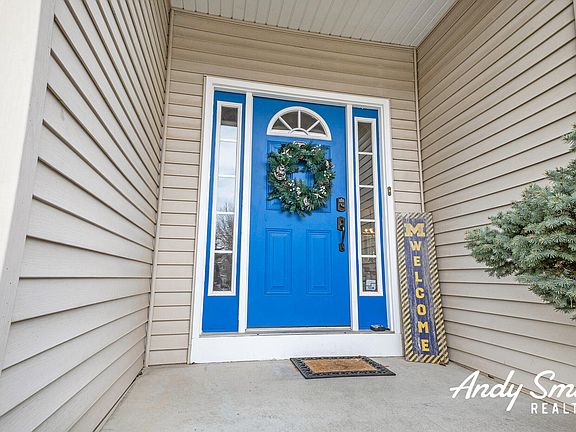 3rd image of 11039 Pinecreek Ct