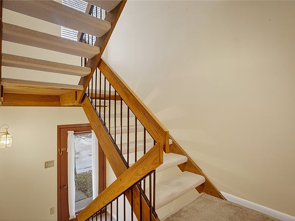 3rd image of 363 Hawthorne Ct