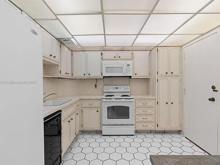 1965 S Ocean Dr — Photo 3