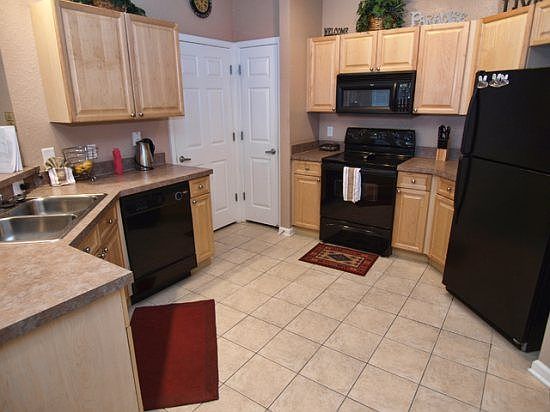 TR3C716-Fully-Equipped-Kitchen