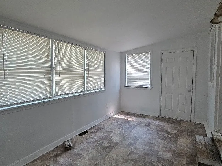 1816 N Hanley Rd — Photo 6