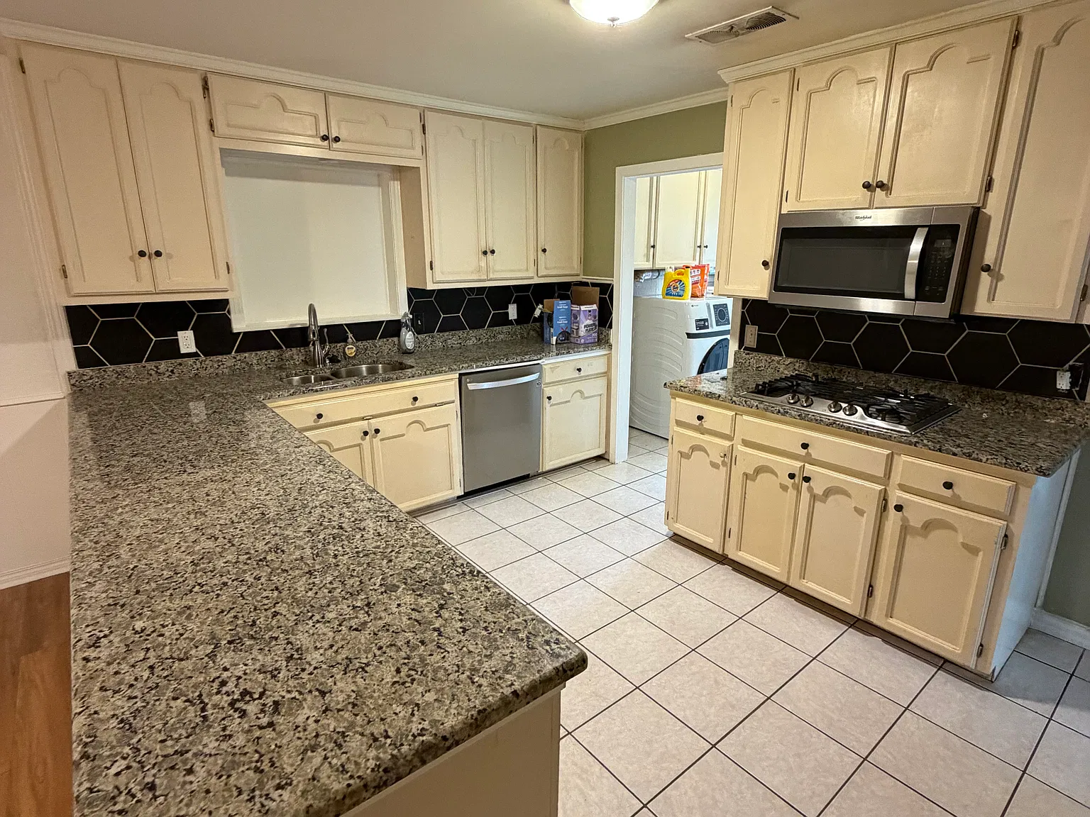 4 bed, 2000 sqft, $2,300 — Photo 3