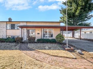 1270 Dewdrop Ln, Florissant, MO 63031