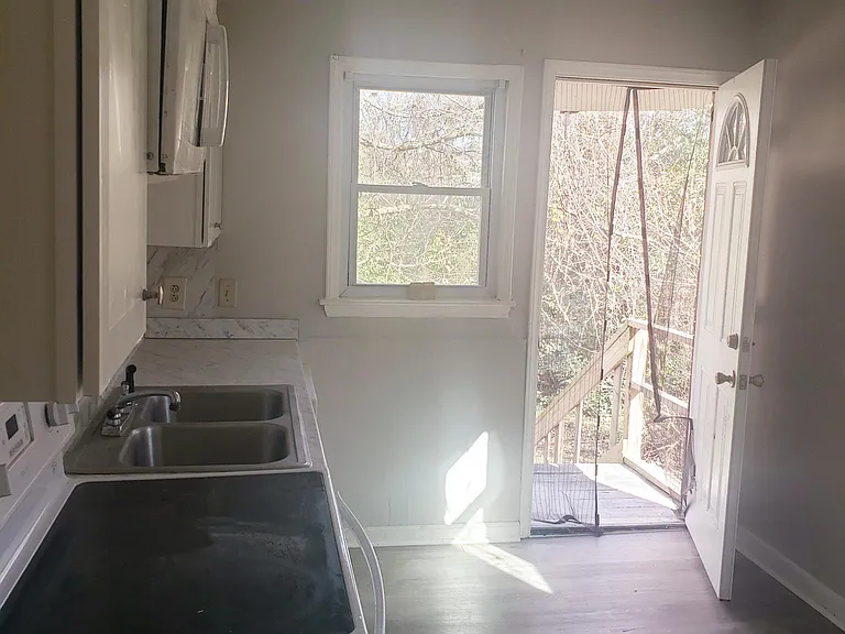 626 Miller St — Photo 3