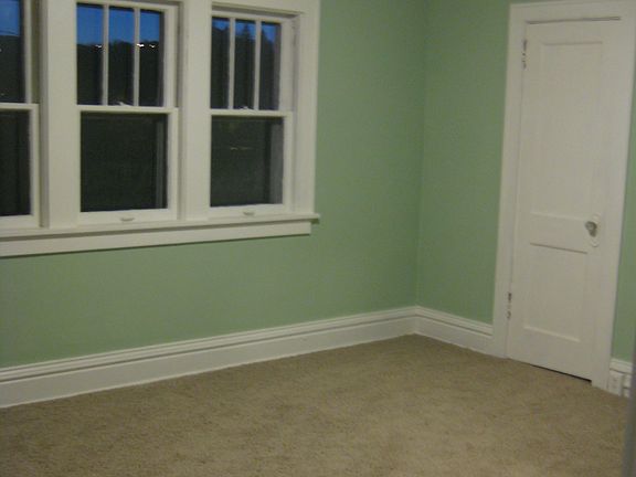 5th image of 928 N 8th Ave E