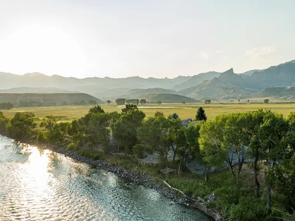 40 Castle Rock Rd, Cody, WY 82414