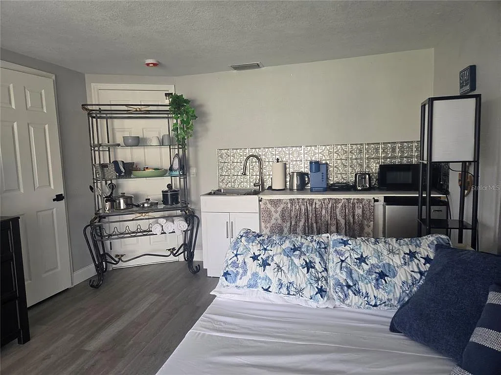 Studio, 1.0 bath, 450 sqft, $250 — Photo 3