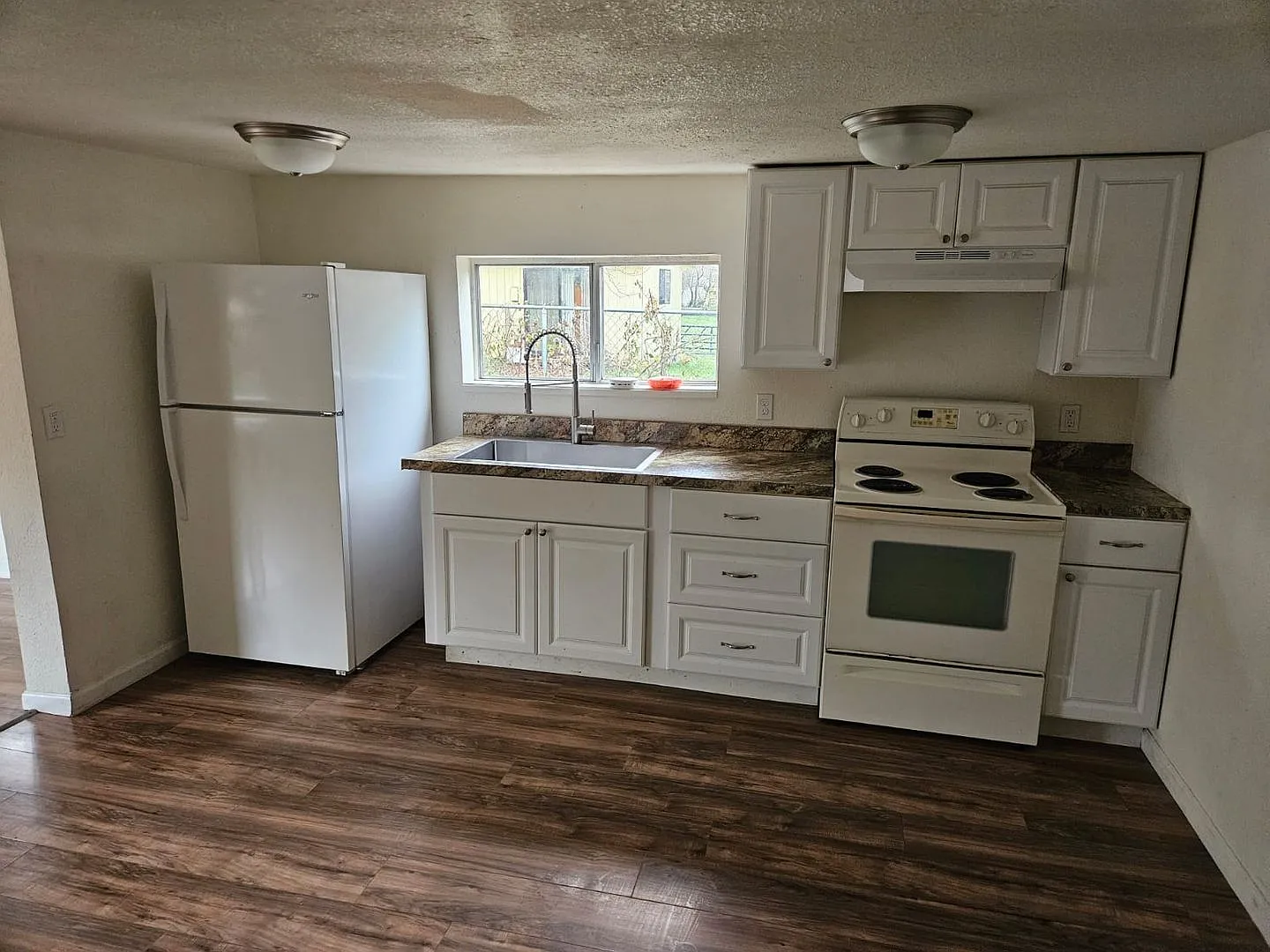 444 1/2 N Elm St photo 1