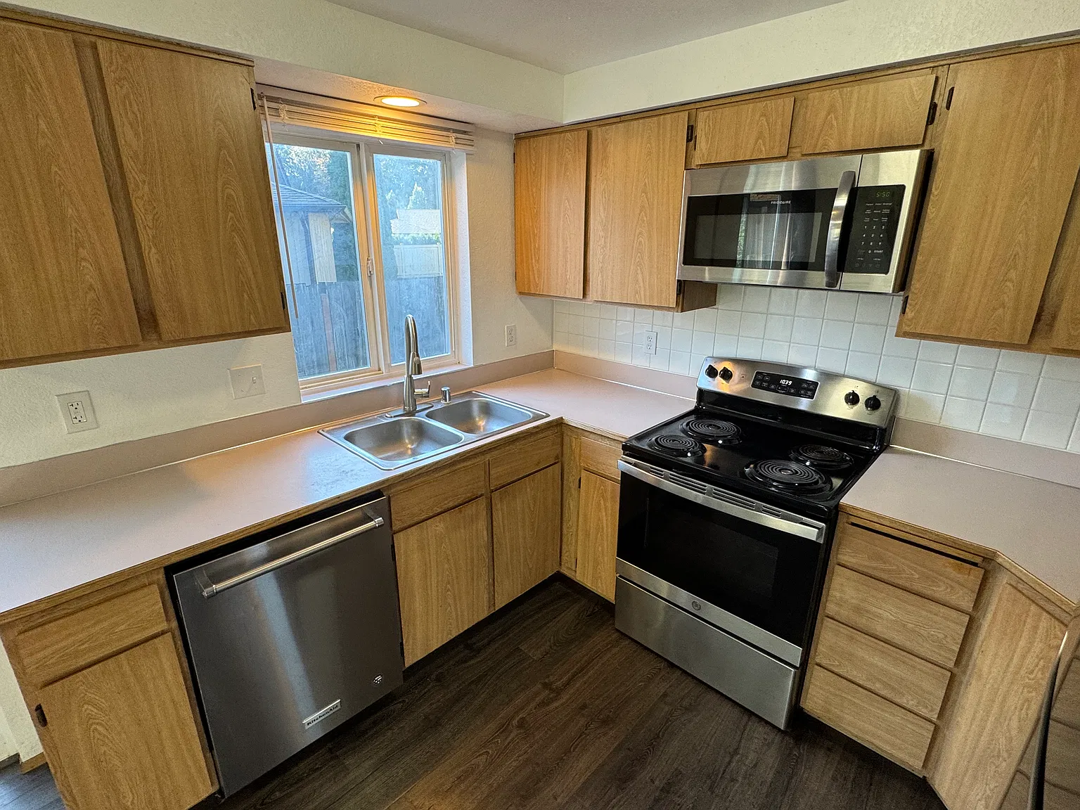 2 bed, 1.5 bath, 978 sqft, $2,400 — Photo 3