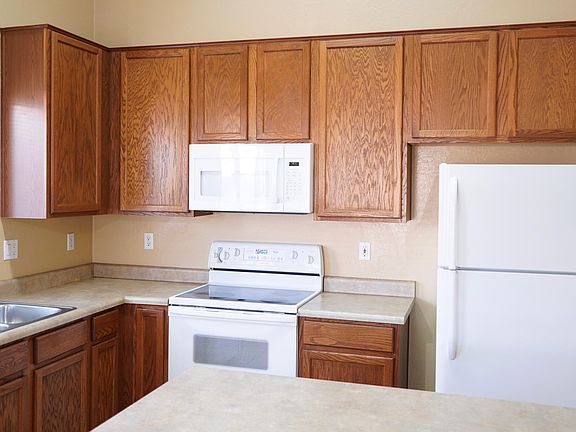 5th image of 1415 S 105th Dr