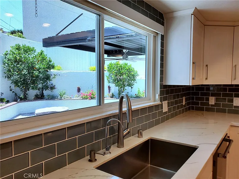 219 W Escalones — Photo 14