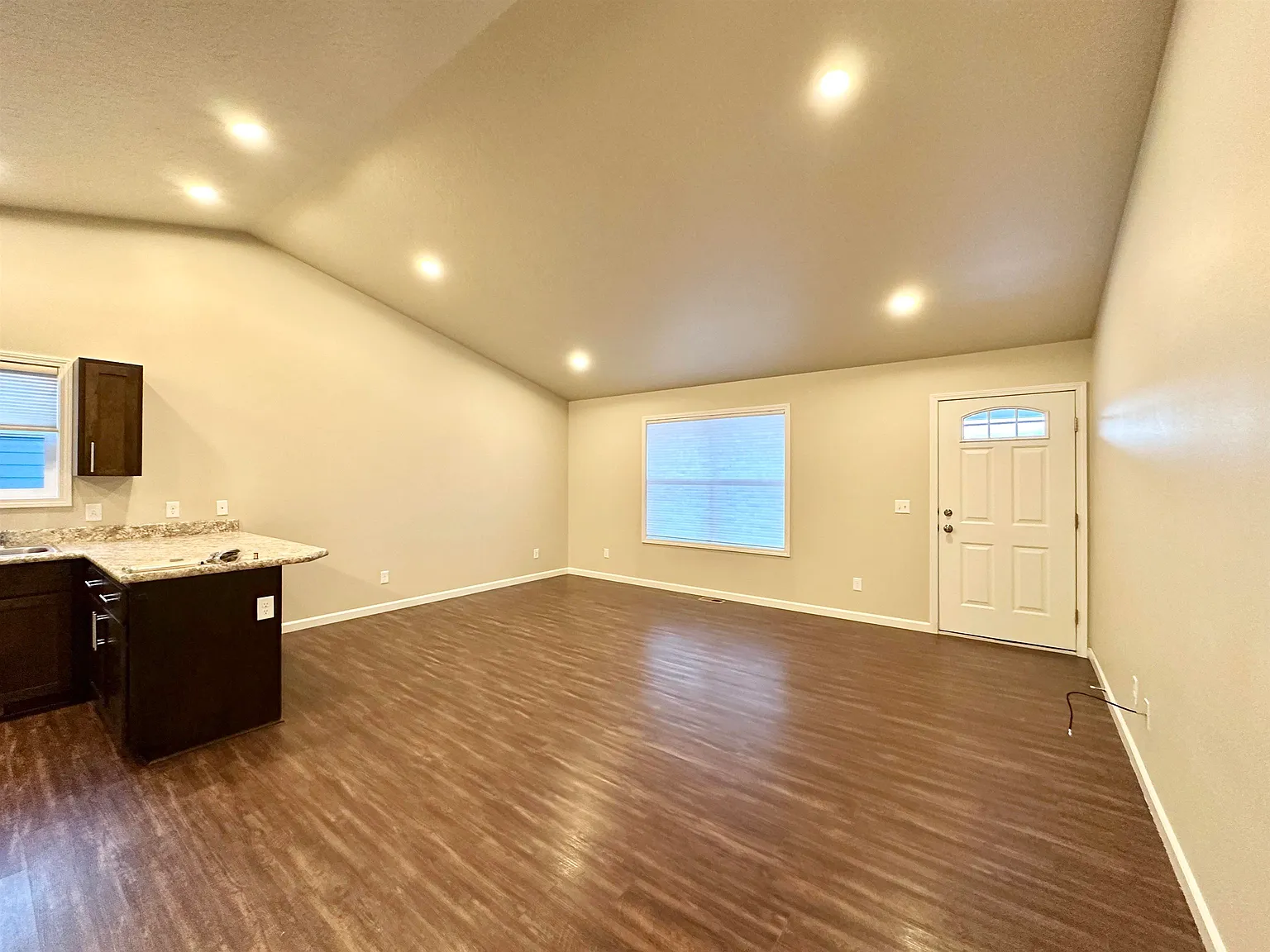 3 bed, 2.0 bath, 1229 sqft, $1,900 — Photo 4