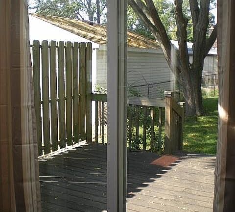 Doorwall with view to deck