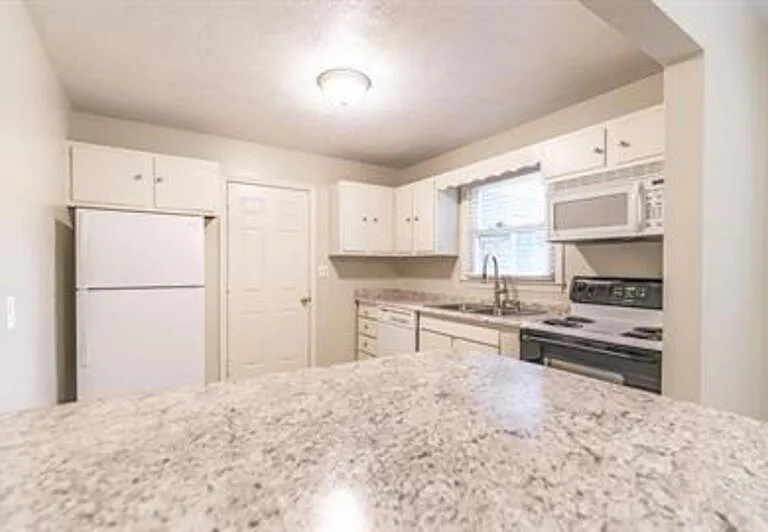 205 N Glover St — Photo 25