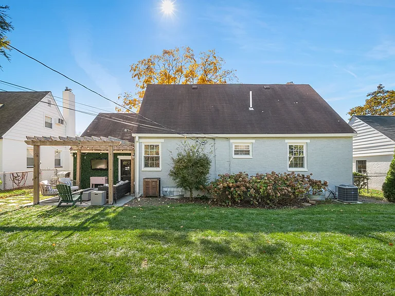 2048 Jervis Rd — Photo 2