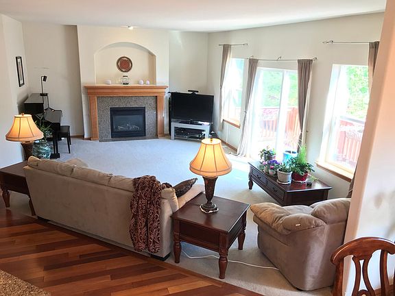 Open-Plan Livingroom Facing Greenbelt