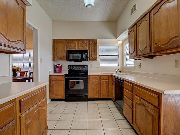 4th image of 5320 Manhassett Dr
