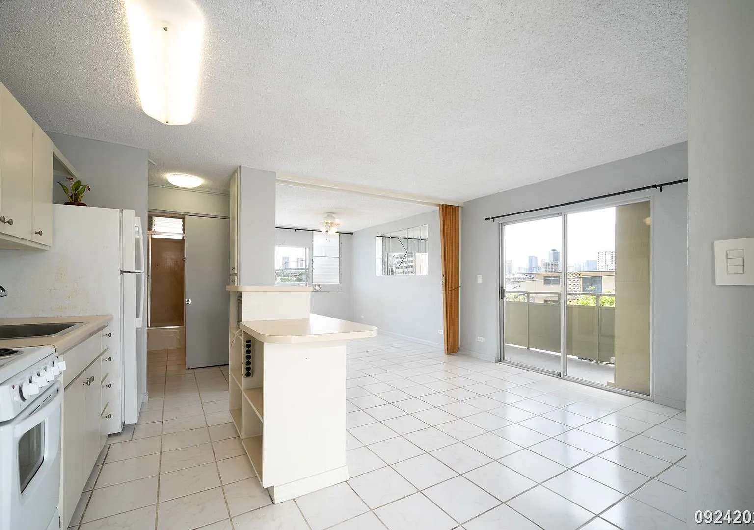 $2,100 / 1br - 423ft2 - Well Maintained 1br/1ba/1pkg Unit In Apt (Honolulu) — Photo 4