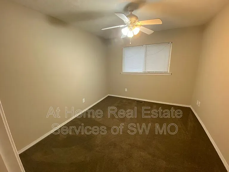 313 W Grand St — Photo 4