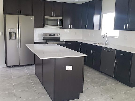 4th image of 4402 Oak Dr