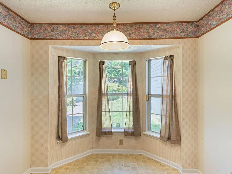 5640 Waterford Ct — Photo 9