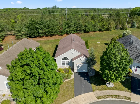 8 Chaminox Court, Manchester, NJ 08759