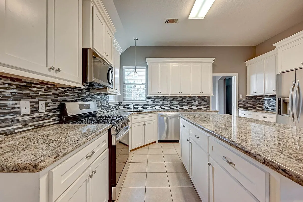 3 bed, 2.0 bath, 2123 sqft, $1,875 — Photo 2