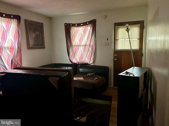 3rd image of 303 Gillette Ave