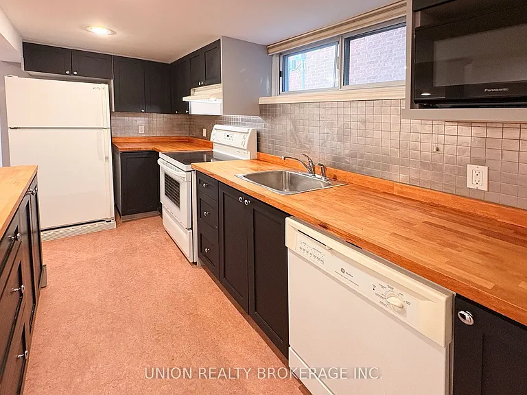 15 Blantyre Ave #LOWER — Photo 6