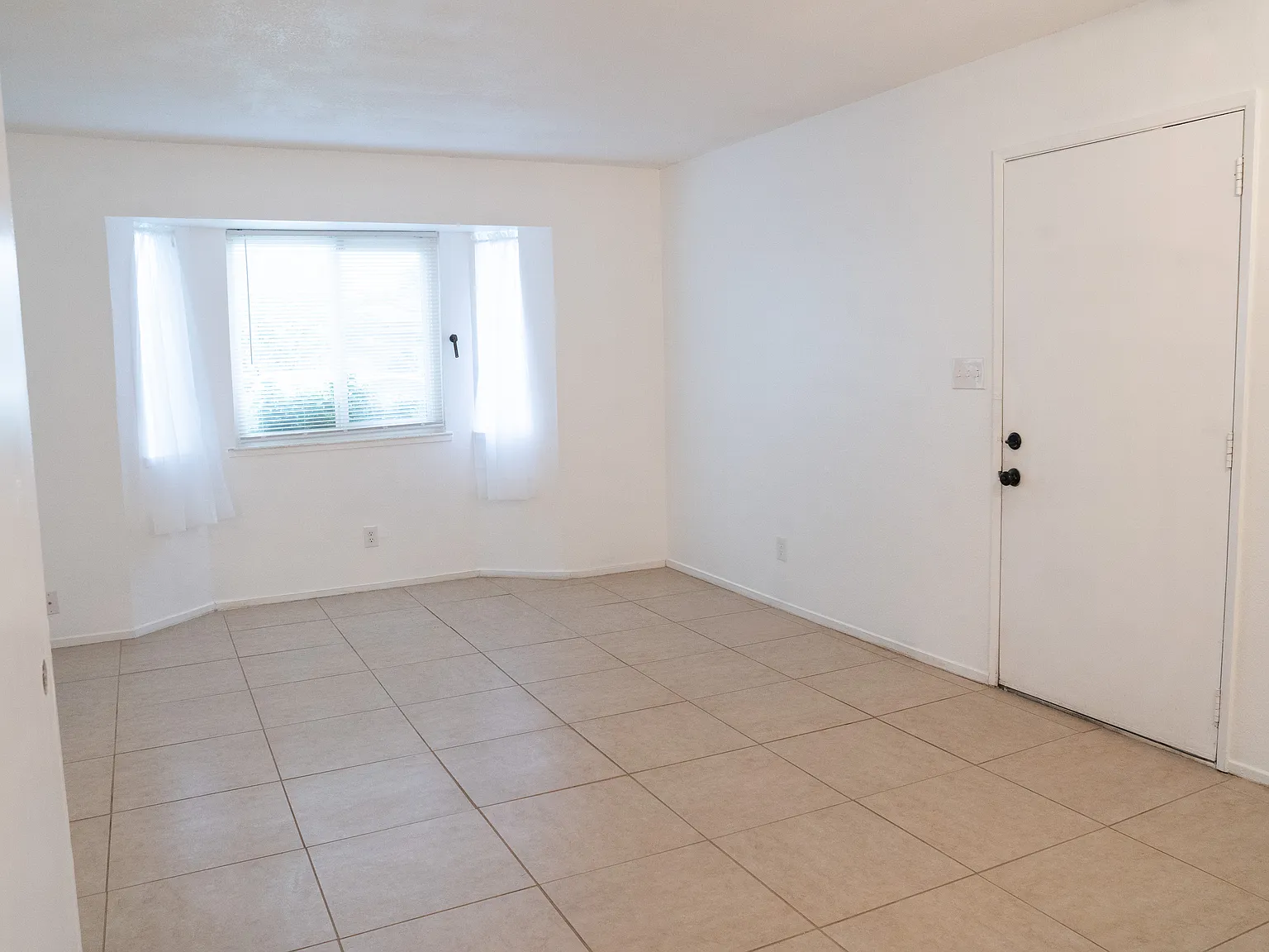 2 bed, 874 sqft, $1,750 — Photo 2