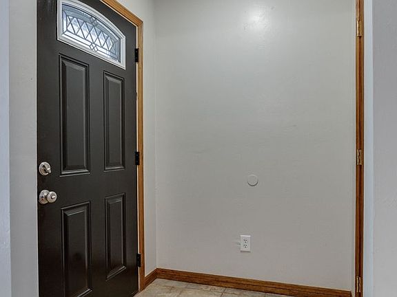 5th image of 819 N Eagle Ln