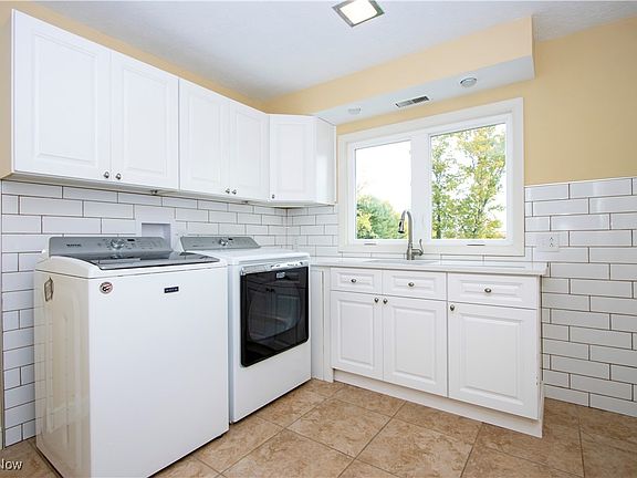 5th image of 1575 Bellevue Dr