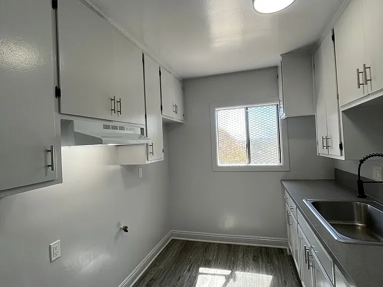 11530 S Normandie Ave — Photo 9