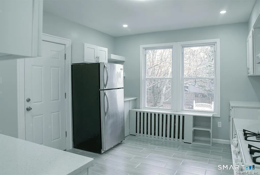 3 bed, 1.5 bath, 1000 sqft, $2,300 — Photo 1
