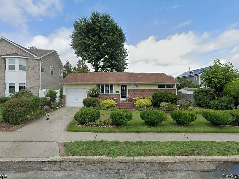 25 Surrey Ln — Photo 1