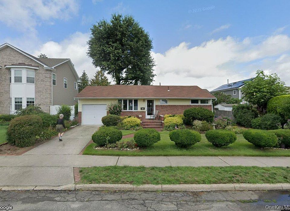 1st image of 25 Surrey Ln