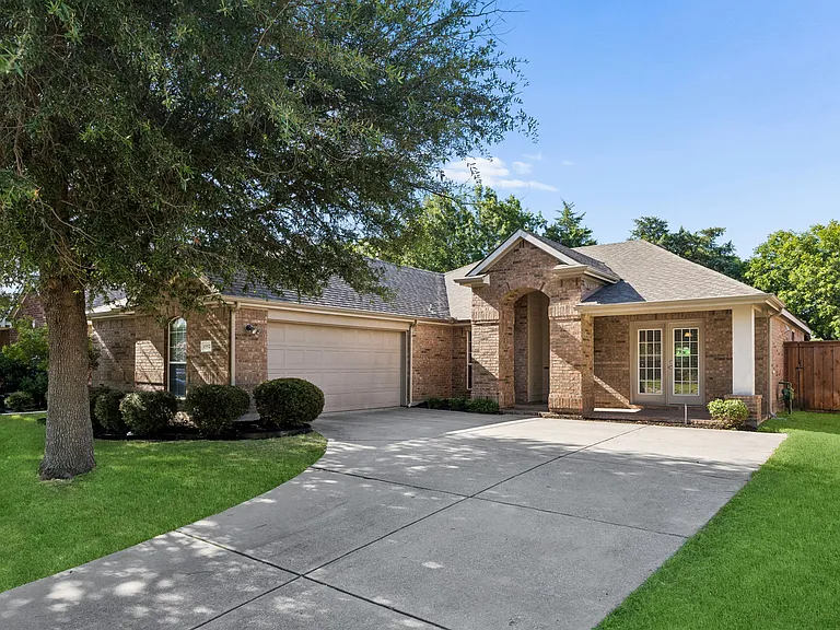 1552 Sleepy Hollow Dr — Photo 3