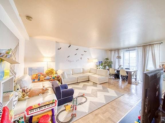 2nd image of 2100 Linwood Ave APT 8R
